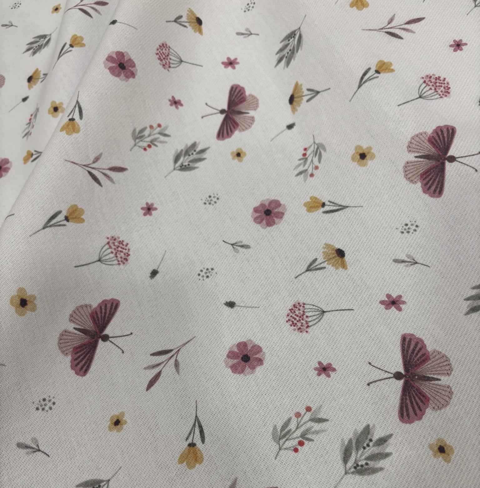 Flanela estampa digital flores e borboletas - CORTES 1,00m x 0,78m