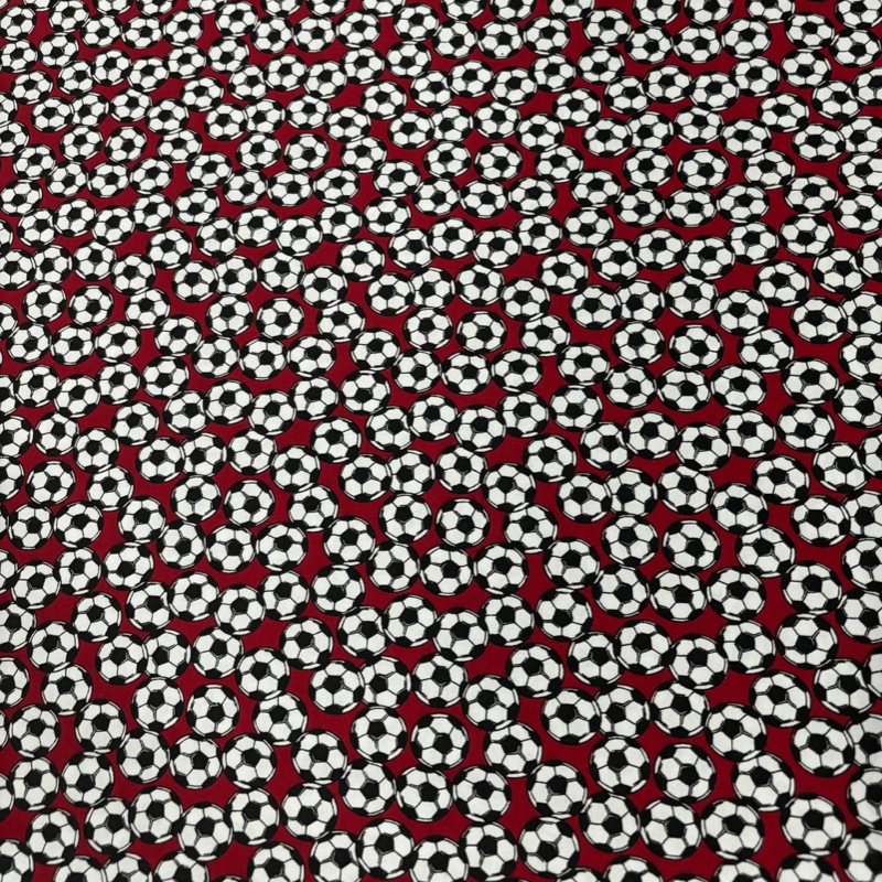 Tricoline estampado bolas de futebol fundo vermelho 